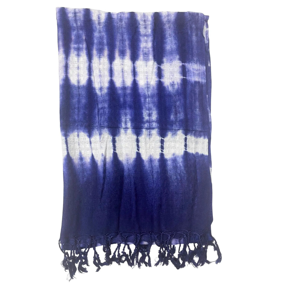 Estola rectangular de lino y rayón con estampado de rayas verticales en azul índigo y blanco y flecos en los extremos.