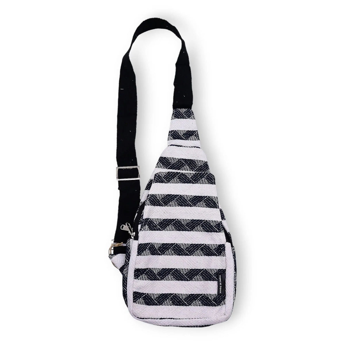Bolso bandolera de tela rayada negro y blanco, estilo bohemio, con un bolsillo frontal y correa ajustable.