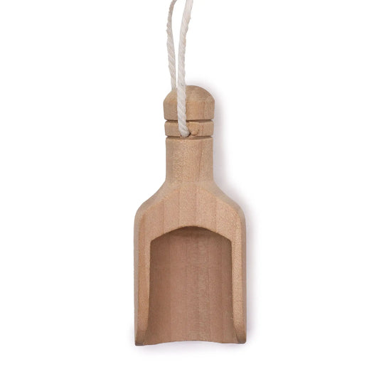 Pequeña pala de madera de 9,2 cm con cordel para colgar, ideal para sales de baño. Fondo blanco.