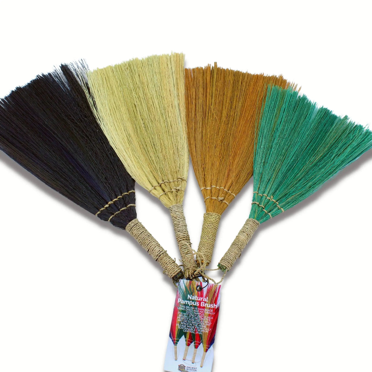 Escobas naturales de barrido en colores negro, marrón, verde y amarillo, con mangos de cuerda trenzada.