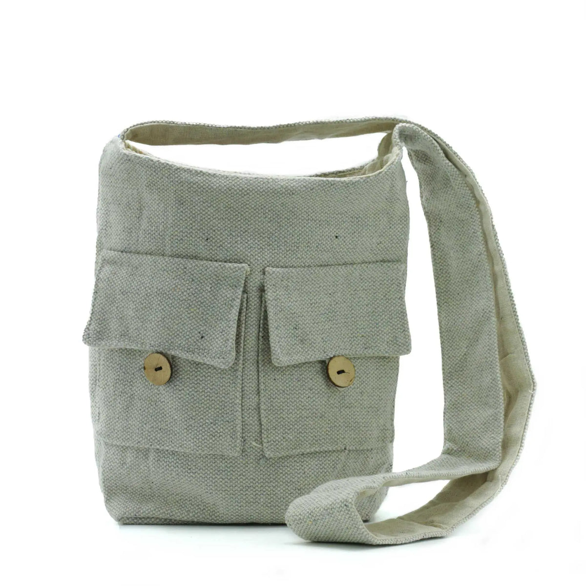 Bolso mediano de tela color piedra con dos bolsillos frontales, cierre de botón de madera y correa de hombro ajustable