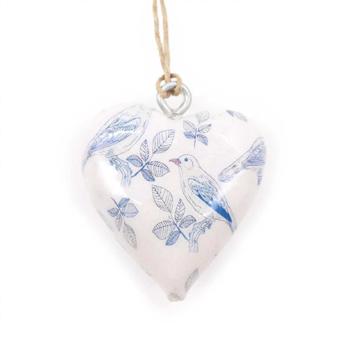 Corazón decorativo de cerámica blanca con dibujos de pájaros azules y hojas, colgante con cuerda natural.