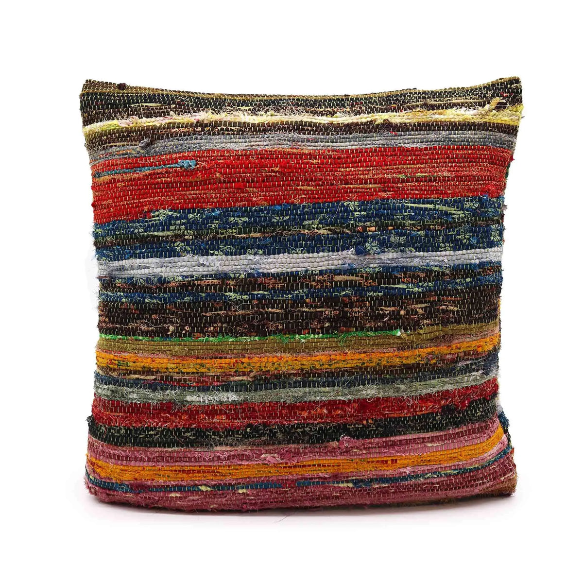 Funda de cojín cuadrada (40x40cm) tejida con tiras de tela reciclada en franjas horizontales de diversos colores.