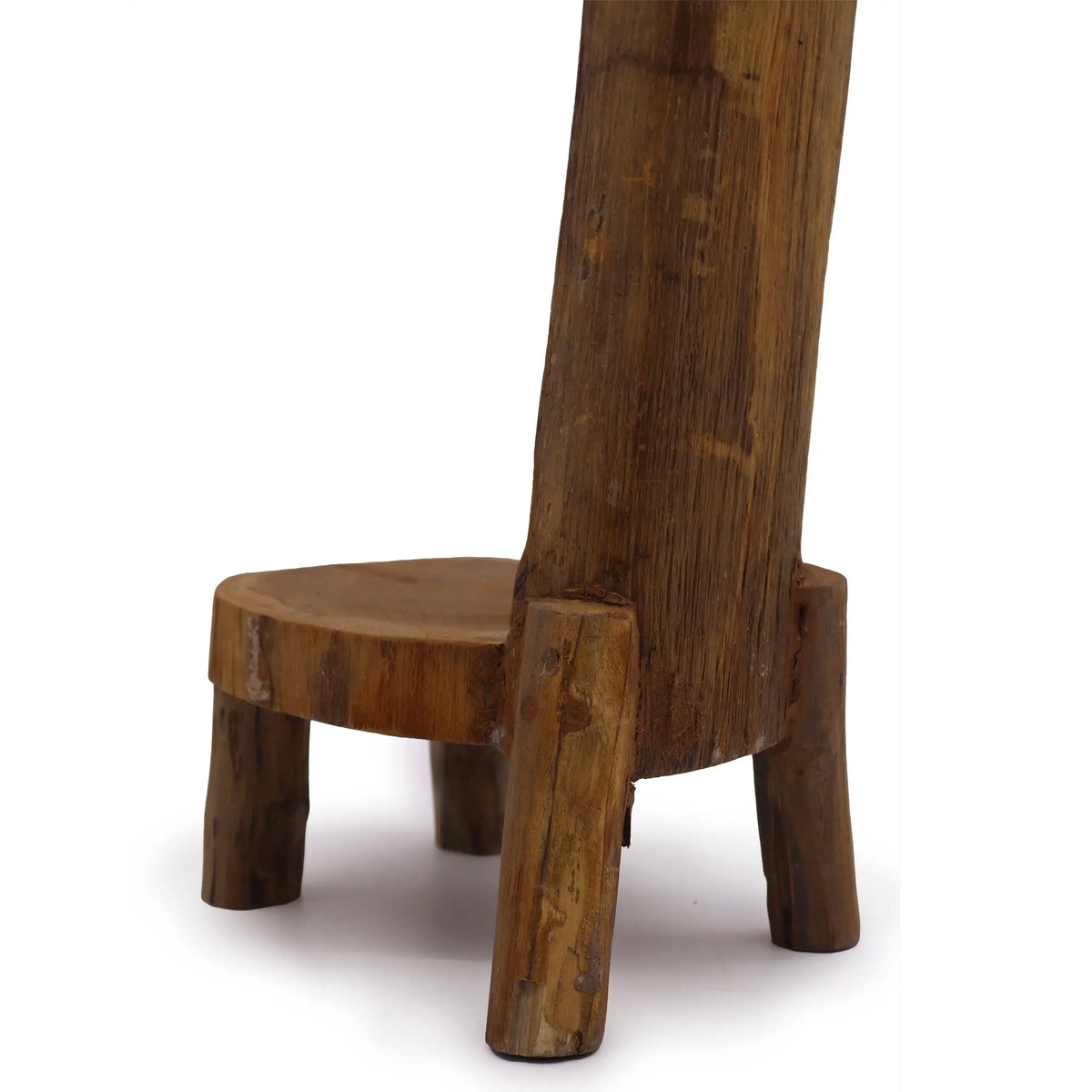 Silla de madera rústica, color marrón, con diseño sencillo y patas cortas, ideal para estilo campestre.