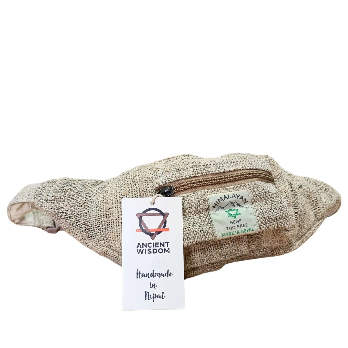 Riñonera artesanal de cáñamo color beige con textura rústica, cierre de cremallera y etiqueta colgante blanca.