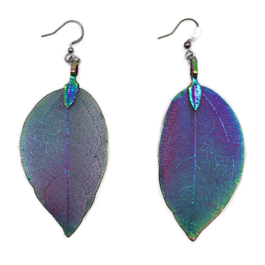 Pendientes de hoja metálicos en tonos iridiscentes de azul y verde, de estilo bohemio y material ligero.
