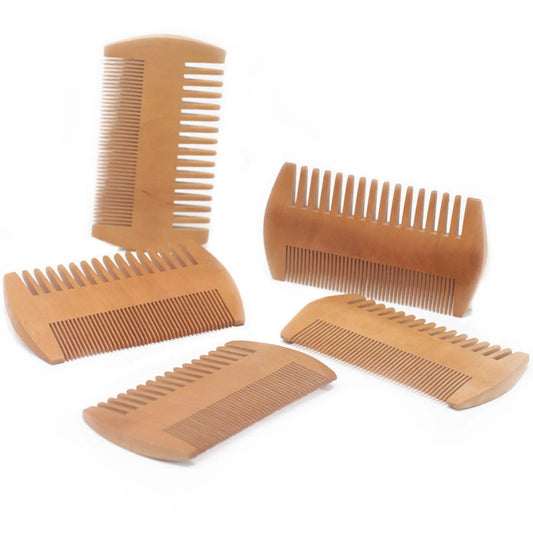 Cinco peines de barba de madera natural, con diseño de doble cara: una con dientes finos y otra con dientes anchos.