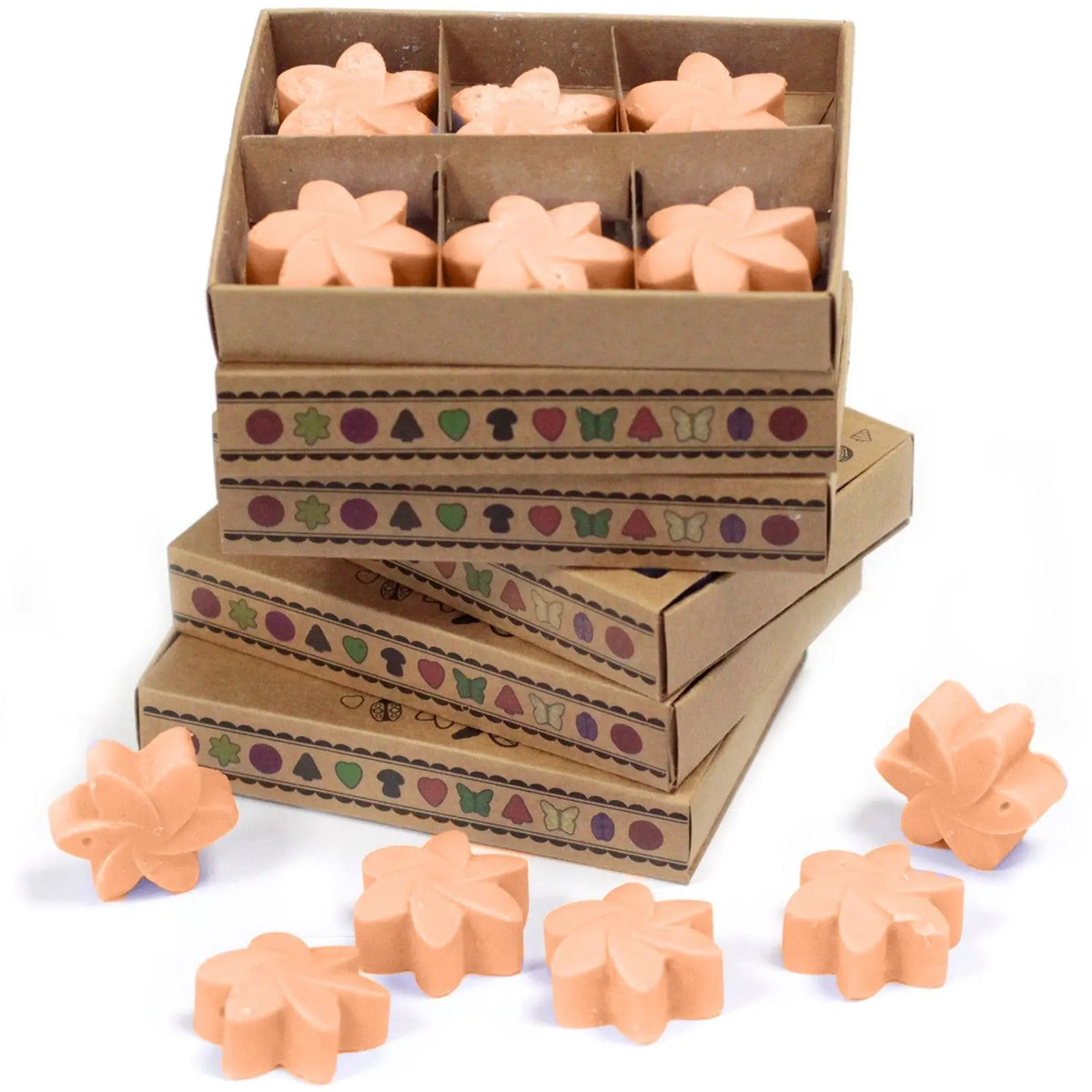 Cajas de cartón con 6 ceras de soja en forma de flor color melocotón, dispuestas en una torre y sobre fondo blanco.