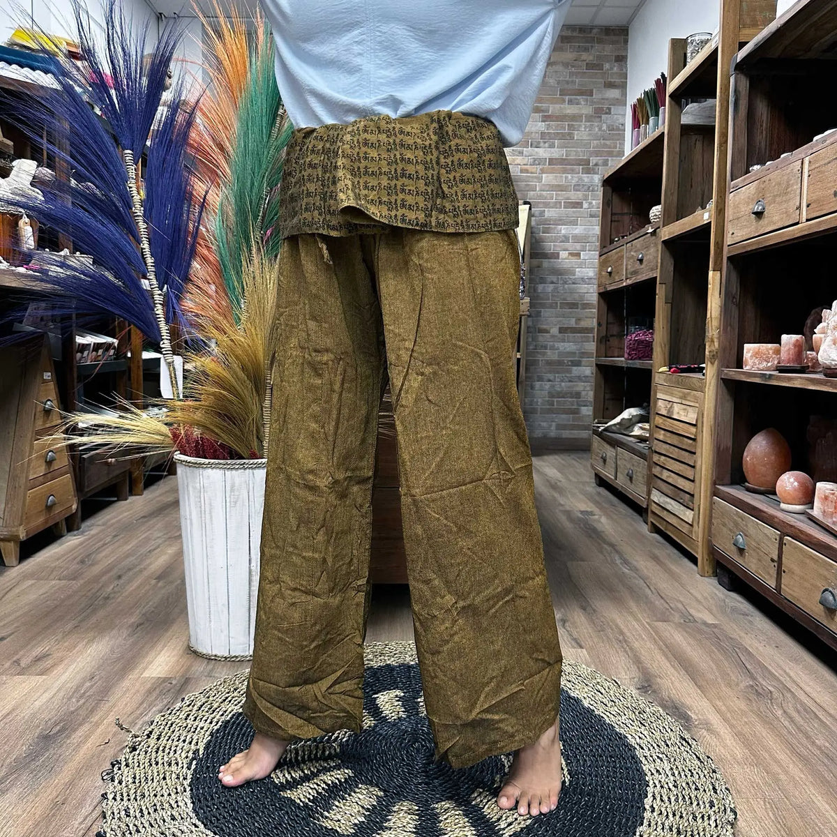 Pantalones pescador tailandés color ocre con cintura ancha estampada en negro, corte recto, estilo yoga y relajado.