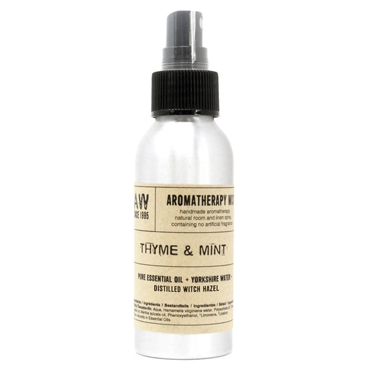 Frasco de aluminio de 100ml con atomizador negro y etiqueta de papel kraft sobre aceites de tomillo y menta.