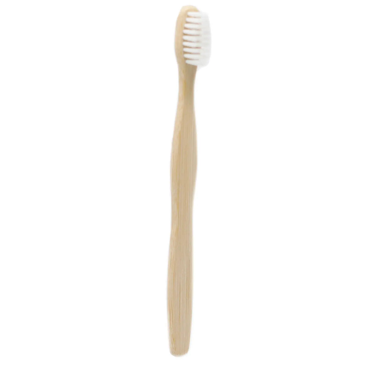 Cepillo de dientes de bambú sostenible con mango ergonómico de madera clara y cerdas blancas suaves, sobre fondo blanco.
