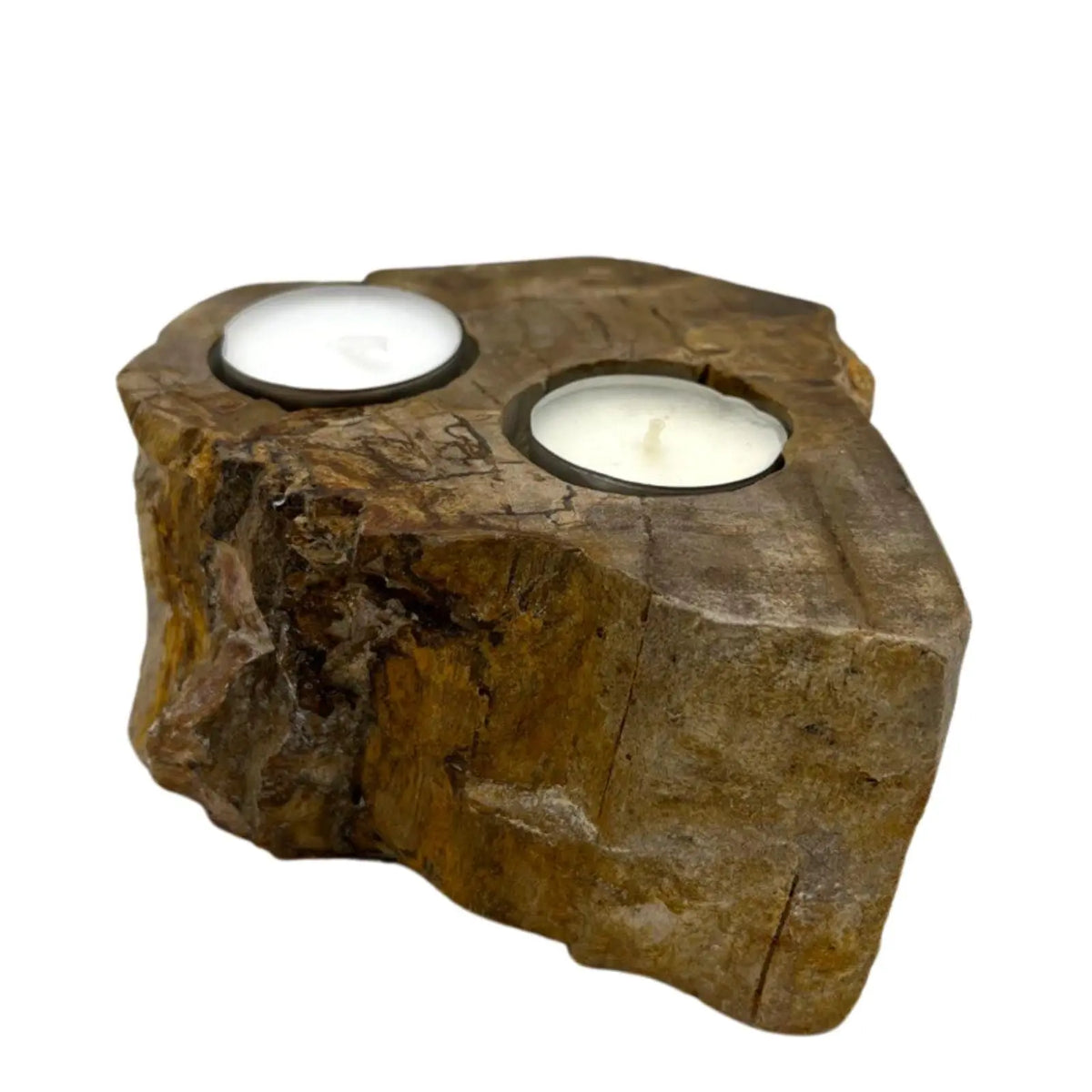 Portavelas doble de madera petrificada con tonos tierra y textura rugosa, con dos velas blancas tipo té integradas.