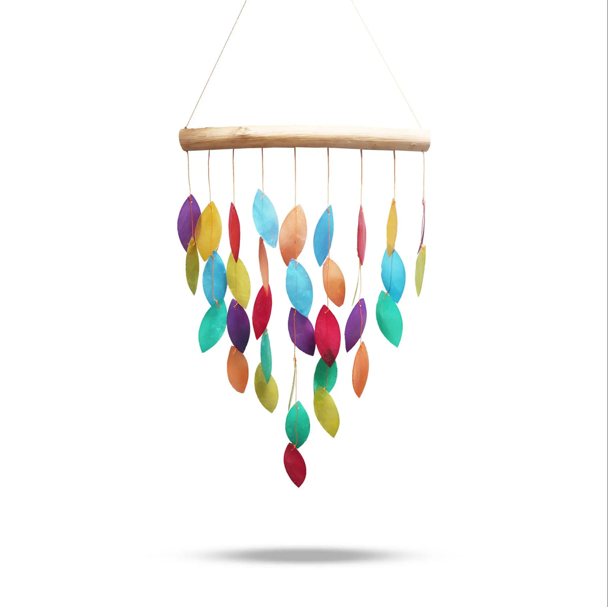 Carrillón de madera con hojas de colores colgantes estilo arcoíris suspendidas de una rama natural. Fondo blanco.