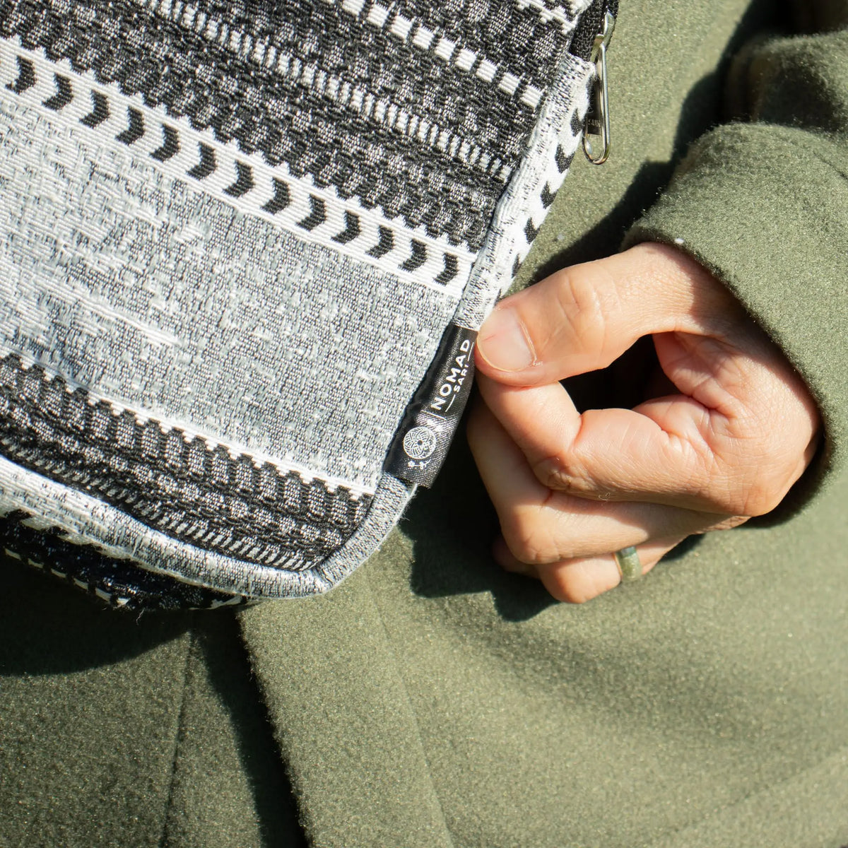 Bolso de hombro negro y gris con diseño étnico, material de tela reciclada, estilo bohemio.