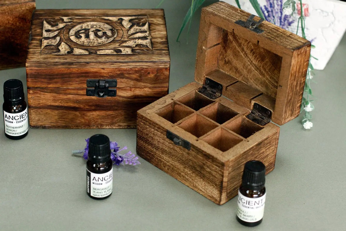 Cajas de madera de mango con tapa tallada, compartimentos para 6 aceites esenciales y cierre metálico.