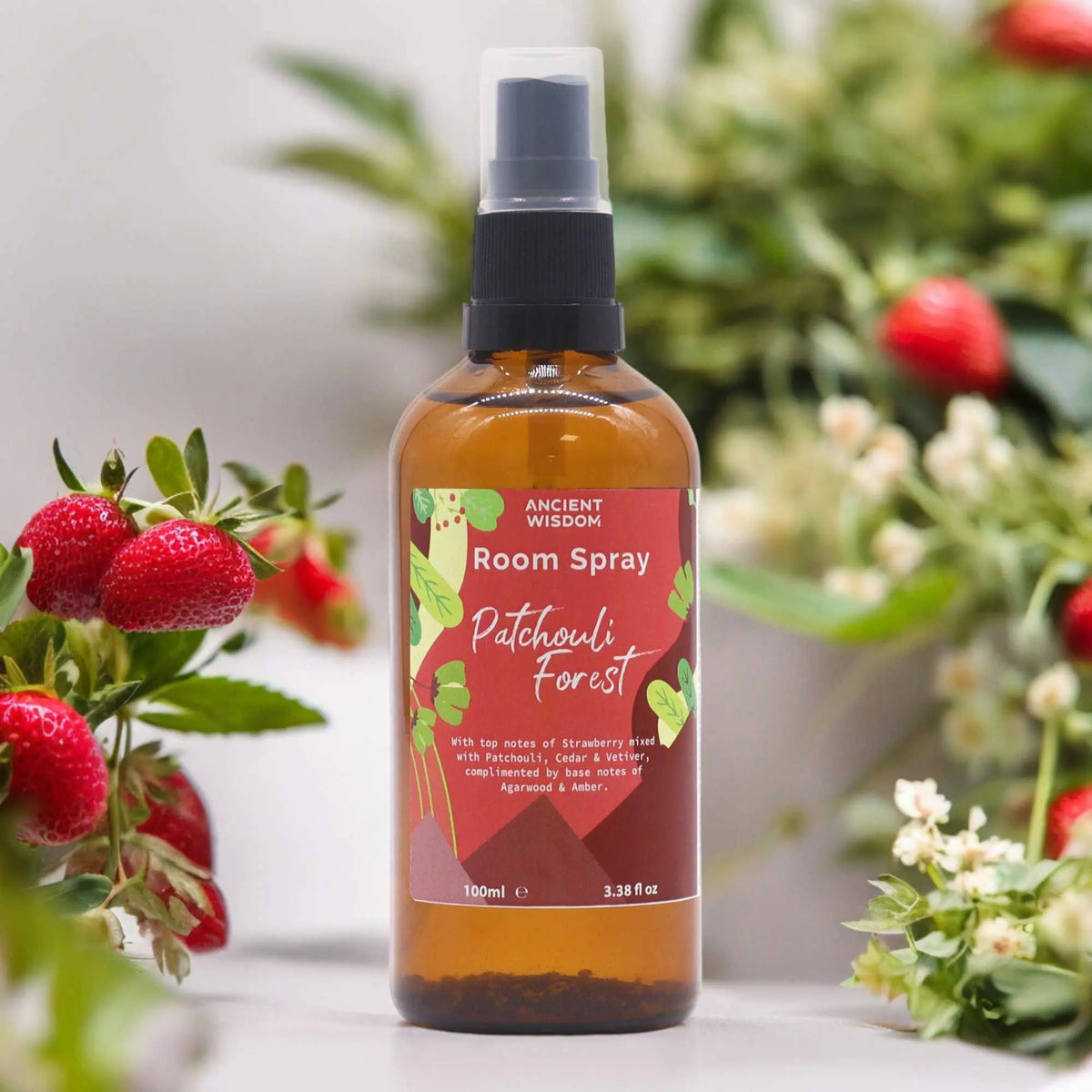 Spray de 100ml en frasco ámbar, etiqueta roja con fresas y flores de fondo. Estilo natural, fresco y minimalista.