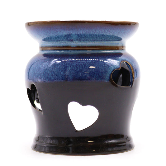 Quemador de cerámica esmaltado en azul y negro con calados en forma de corazón, diseño rústico sobre fondo blanco.