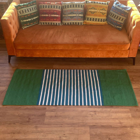 Alfombra india de algodón 70x170cm en tonos azul y verde con diseño central de rayas sobre un suelo de madera