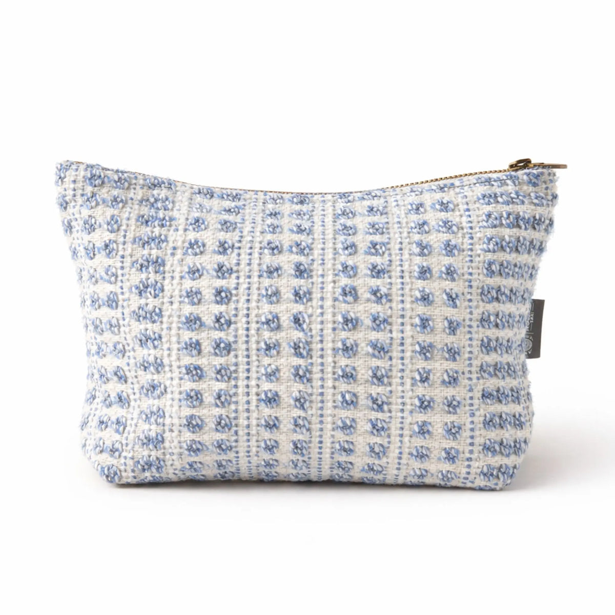 Bolso de tela azul y blanco con diseño de cuadros, cierre dorado, ideal para maquillaje o accesorios.