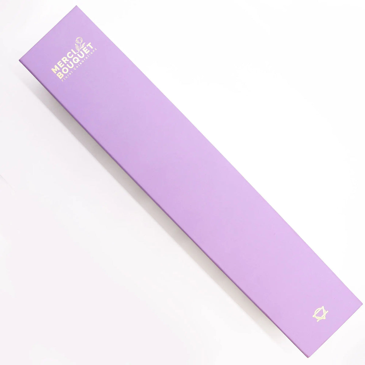Caja de regalo rectangular, alargada y de color lavanda sobre fondo blanco. Estilo minimalista y elegante.