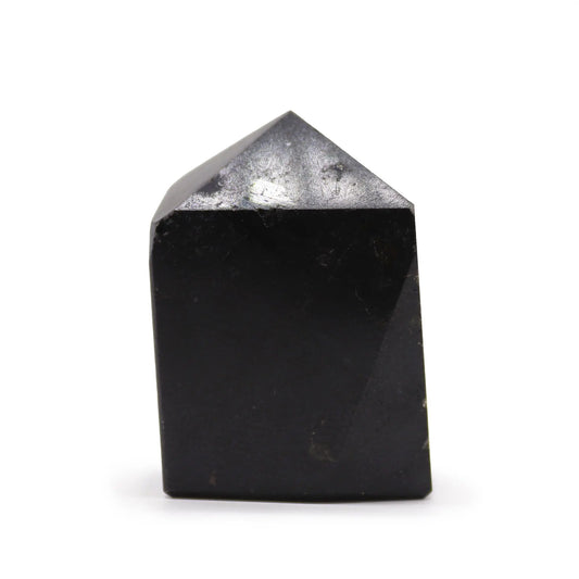 Piedra obsidiana negra en forma cúbica, pulida y brillante, ideal para decoración y meditación.