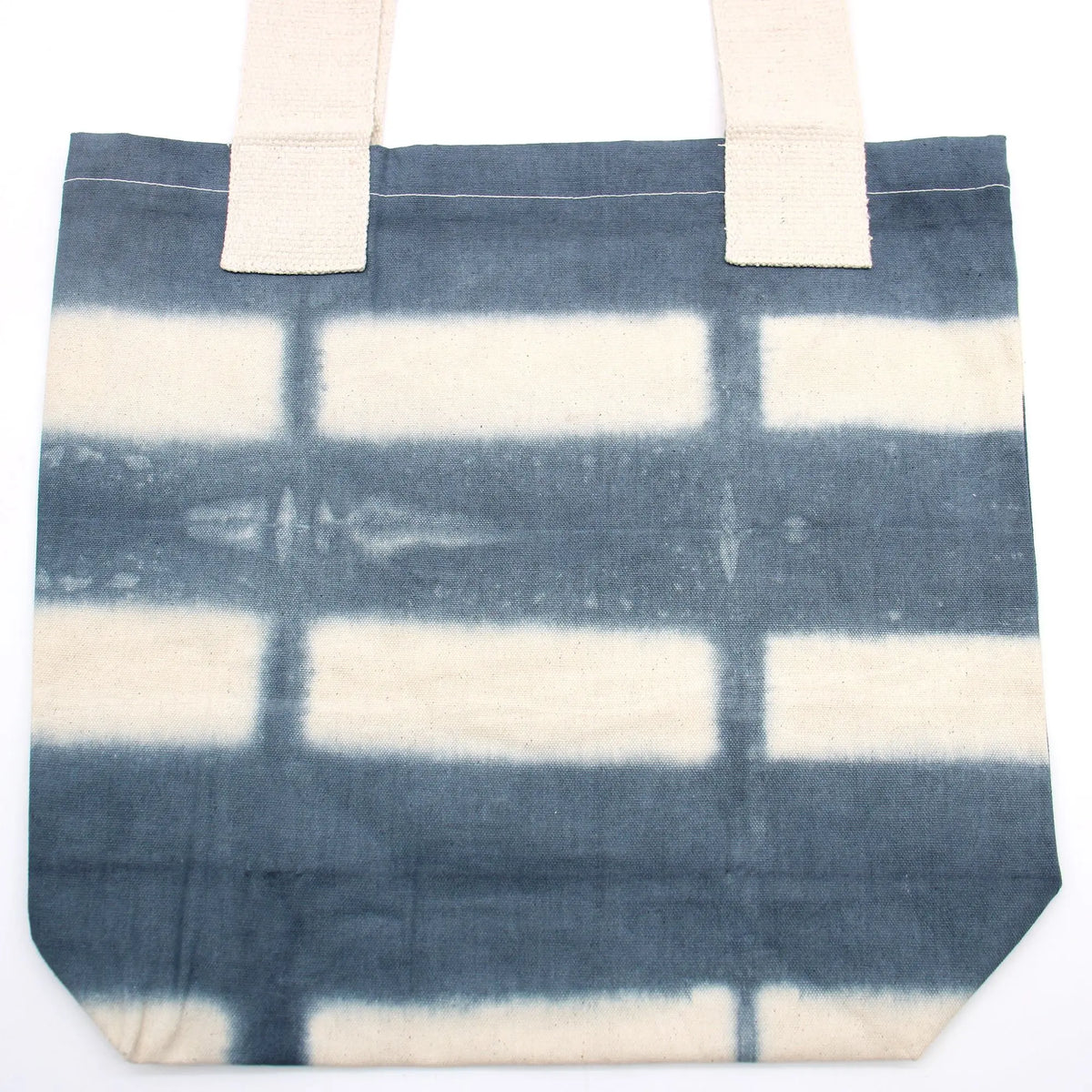 Bolsa de algodón natural con estampado tie dye de rectángulos grises y asas en color crema claro