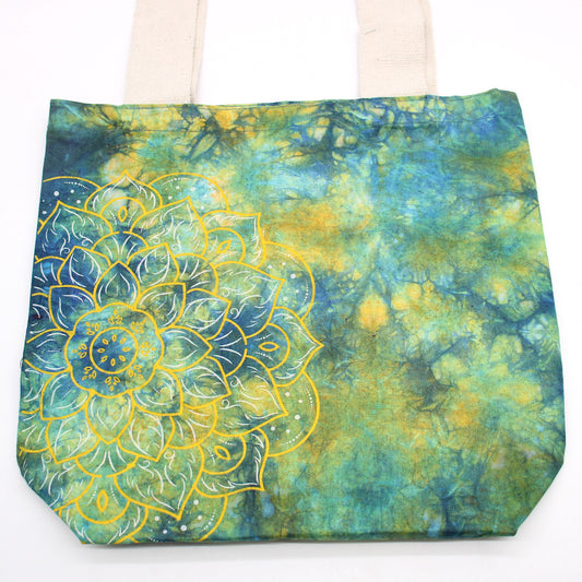 Bolsa de algodón tie-dye en tonos azul y verde con estampado de mandala amarillo y asas de color natural