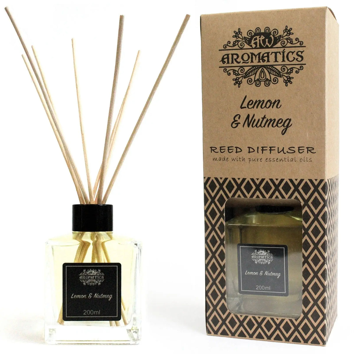 Difusor de varillas de cristal con aceite esencial de limón y nuez moscada junto a su caja de cartón decorada.