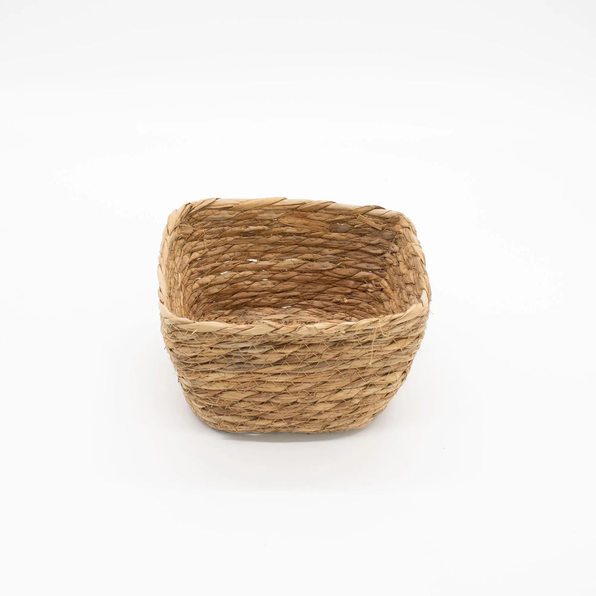 Cesta cuadrada de fibras naturales trenzadas en tono beige, estilo rústico, artesanal y resistente.