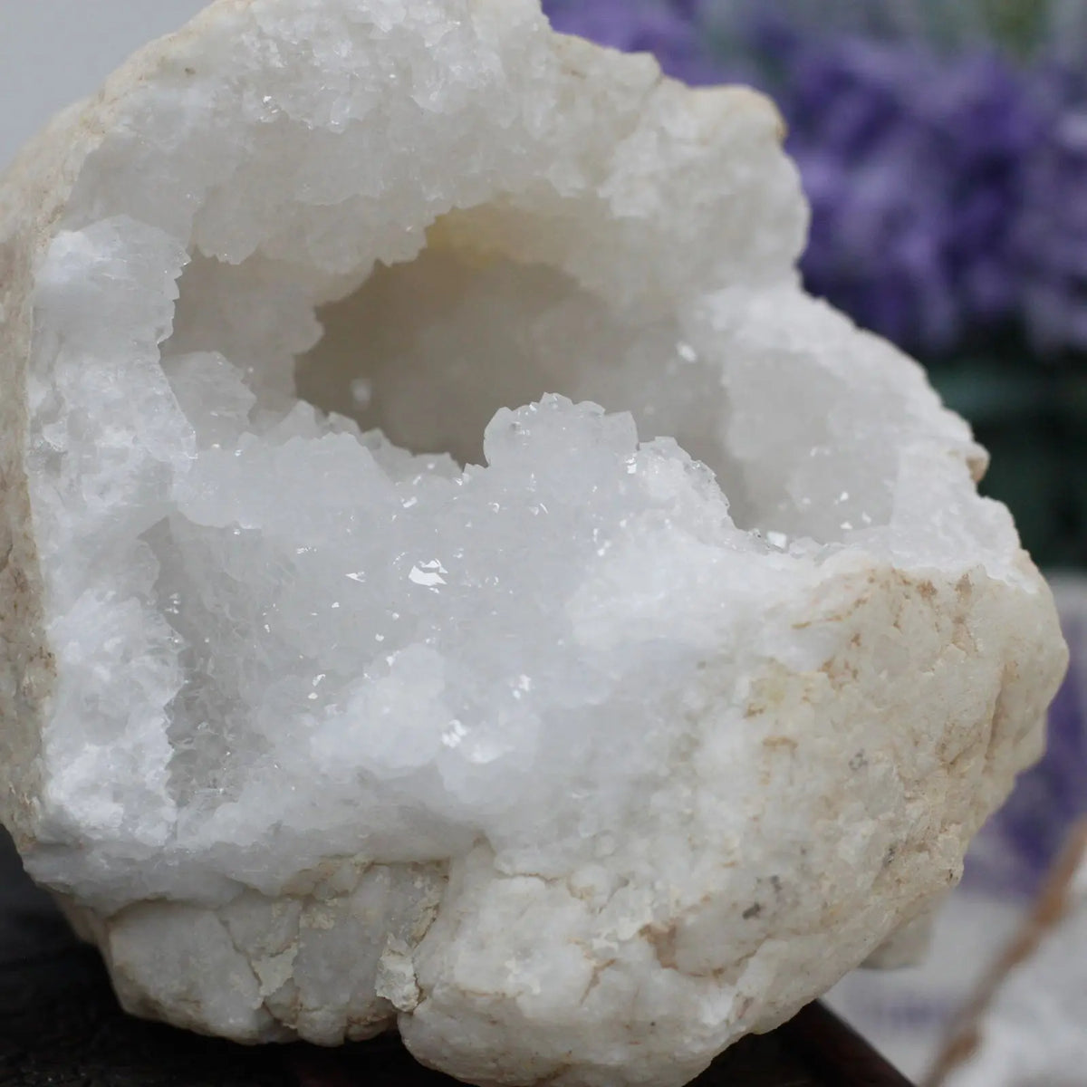Cristal de cuarzo blanco brillante, forma natural, con transparencia y textura rugosa, ideal para decoración y meditación.
