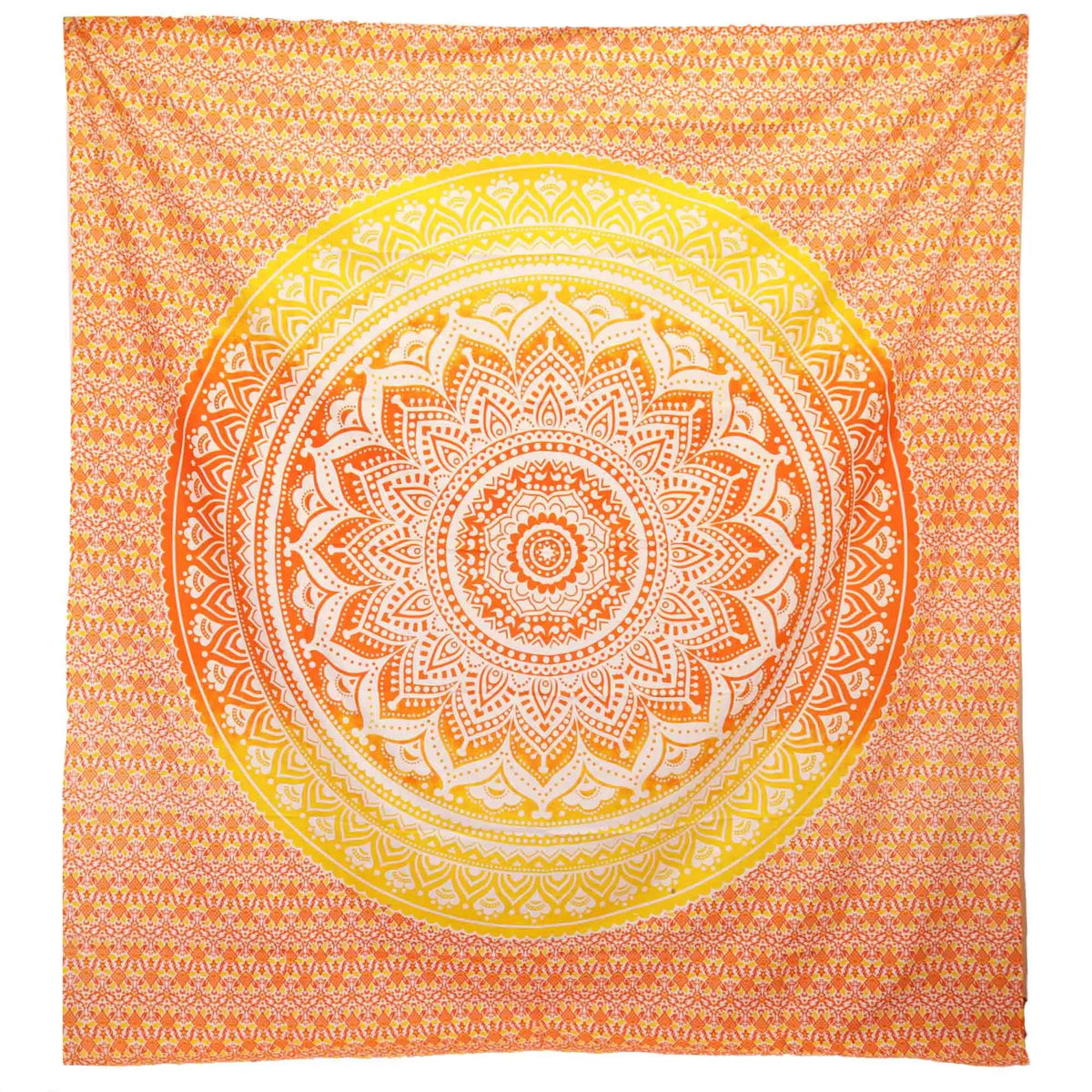 Tapiz cuadrado con diseño de mandala central en tonos naranja y amarillo, con intrincados detalles geométricos.
