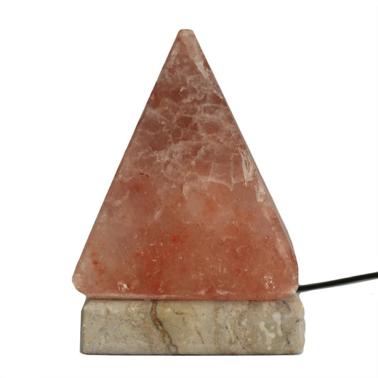 Lámpara de sal del Himalaya con forma piramidal sobre base de piedra clara, con cable USB, aislada sobre fondo blanco.