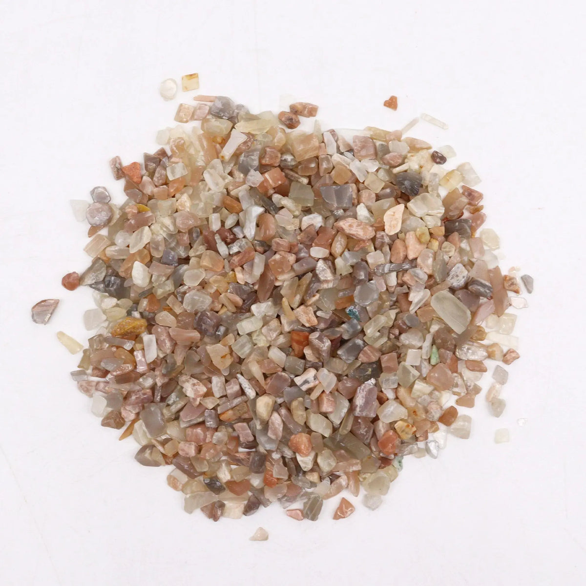 Grava decorativa de colores marrones y beige, de pequeñas piedras brillantes, ideal para jardinería y manualidades.