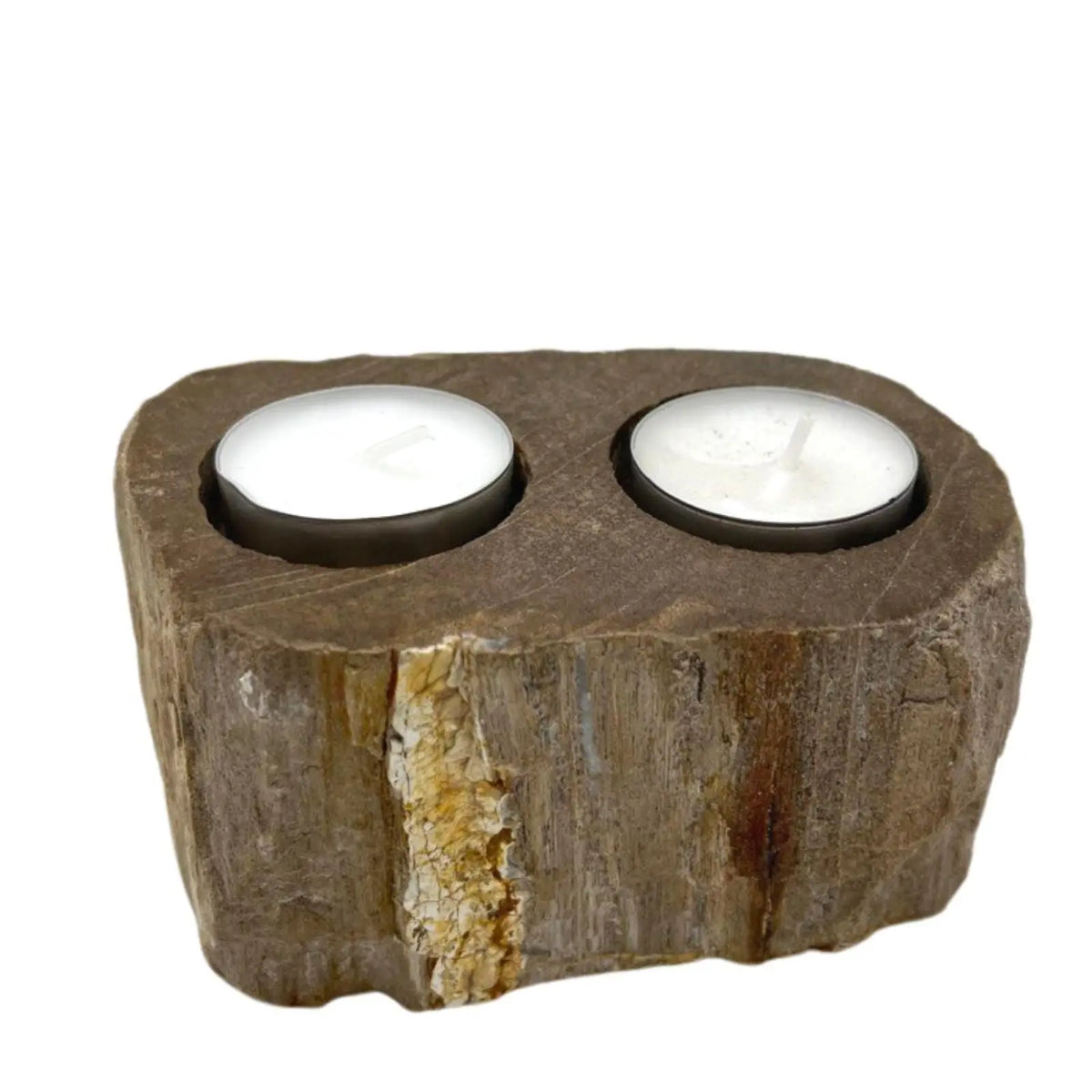 Portavelas doble de madera petrificada con tonos marrones y beige, superficie rústica y dos velas blancas circulares.