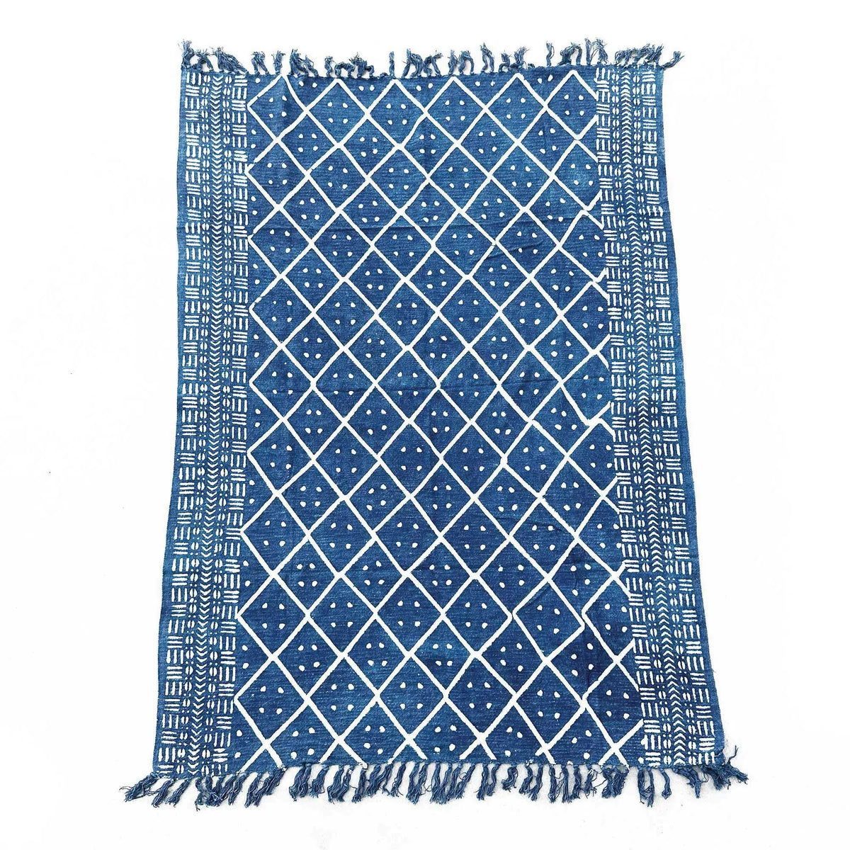 Alfombrilla azul de algodón con diseño de rombos y flecos, estilo bohemio y moderno.