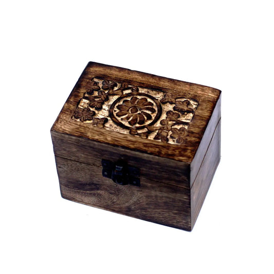 Caja de aromaterapia de madera de mango color marrón, forma rectangular con tallado floral y cierre metálico frontal.
