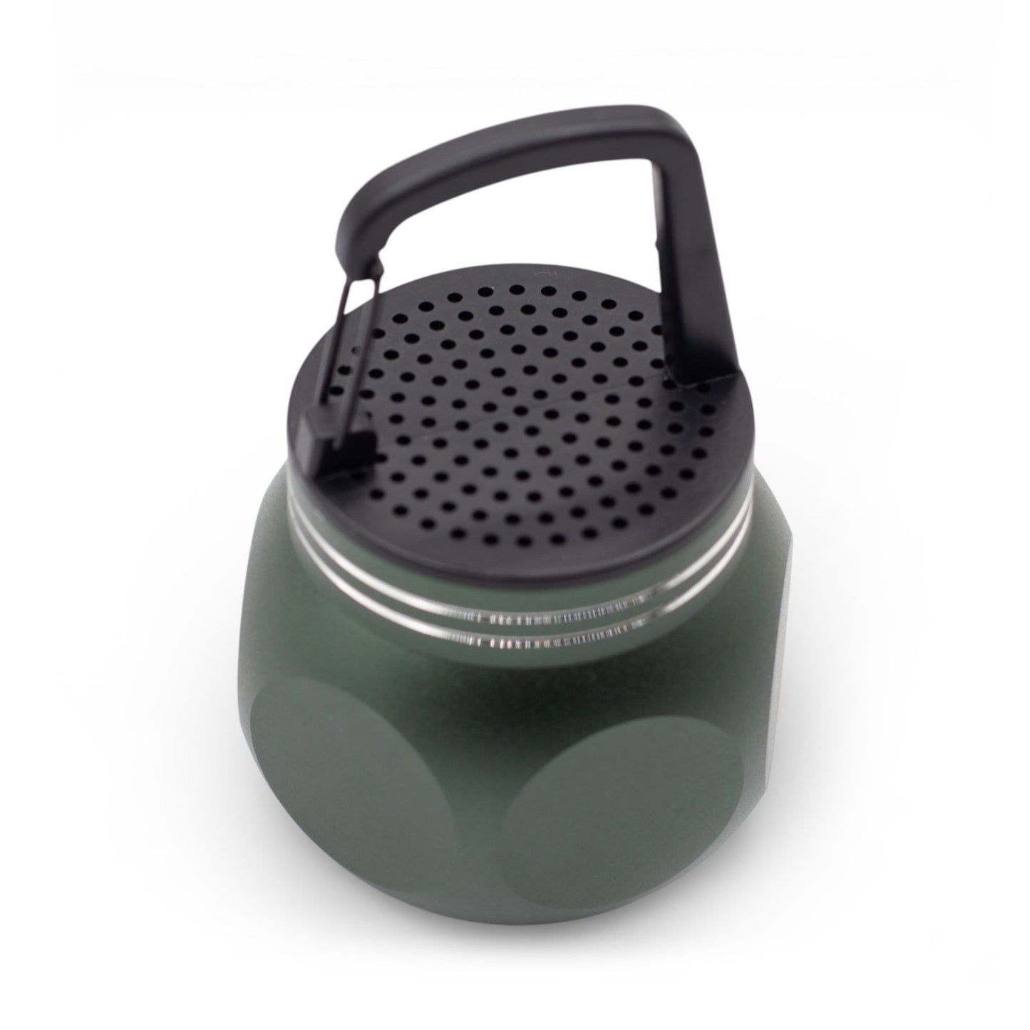 Altavoz Bluetooth verde, compacto y metálico, con rejilla negra superior y gancho estilo mosquetón para camping.