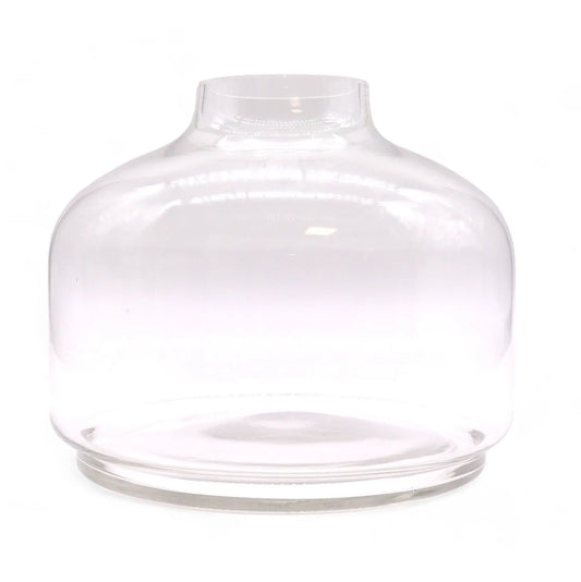 Terrario de vidrio transparente con forma redonda y base plana sobre fondo blanco. Estilo minimalista.