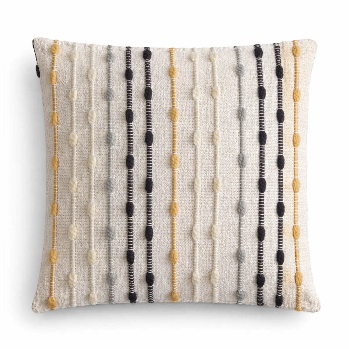 Cojín decorativo en tonos beige, negro y amarillo, con textura de rayas en materiales suaves y modernos.