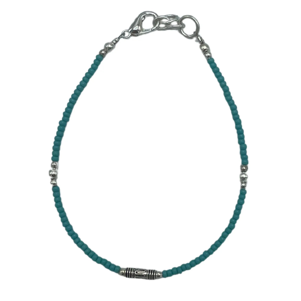 Pulsera de cuentas turquesa con detalles plateados, estilo bohemio y cierre de acero inoxidable.