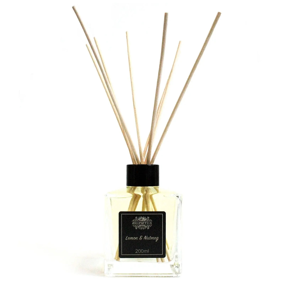 Difusor de varillas con frasco de cristal cuadrado, aceite aromático de limón y nuez moscada y tapón negro.