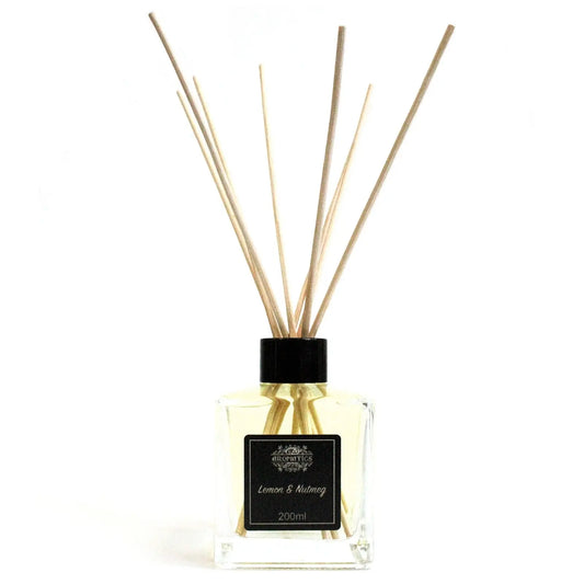 Difusor de varillas con frasco de cristal cuadrado, aceite aromático de limón y nuez moscada y tapón negro.
