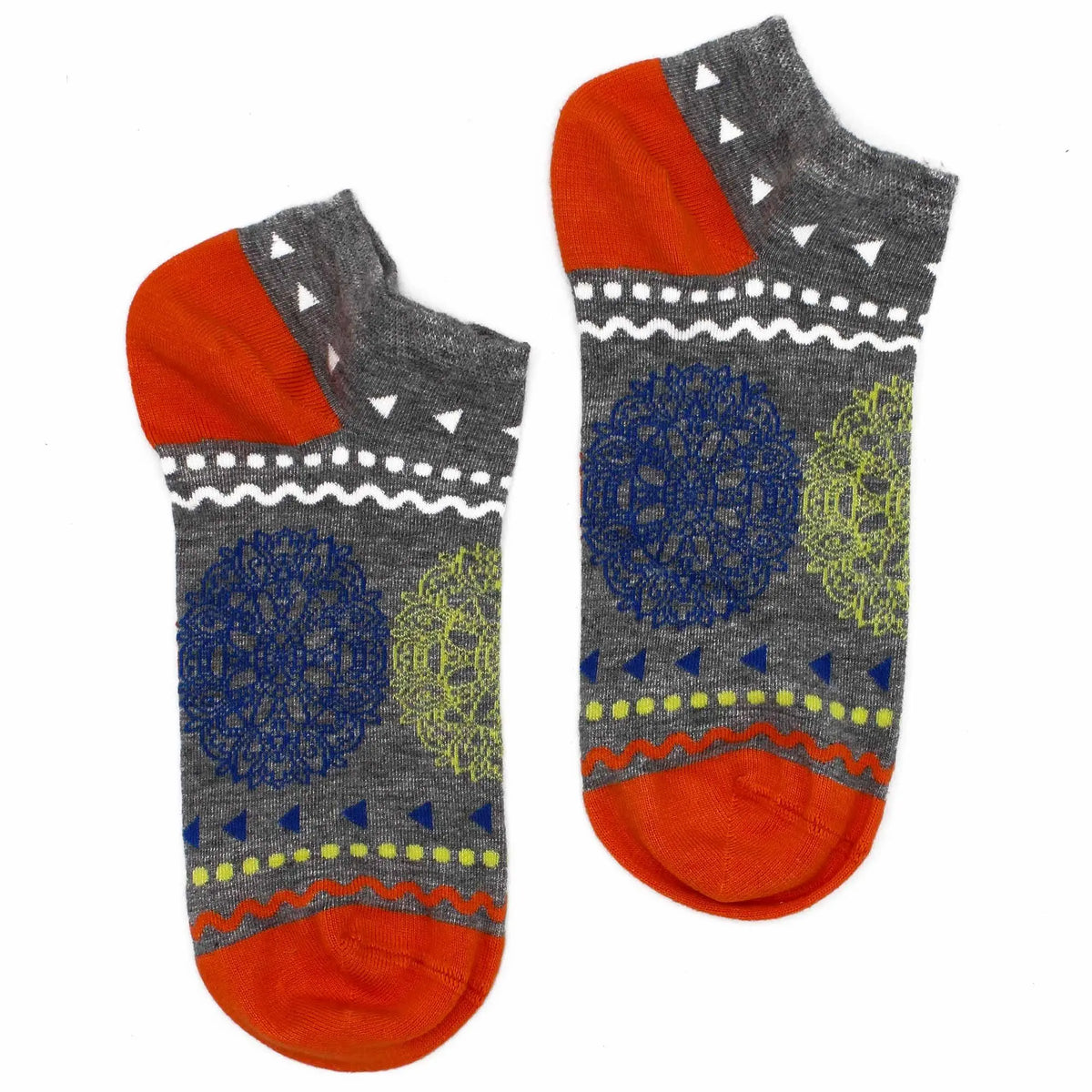 Calcetines cortos grises con detalles en naranja, azul y verde, diseño de mandalas y triángulos, estilo moderno y colorido.