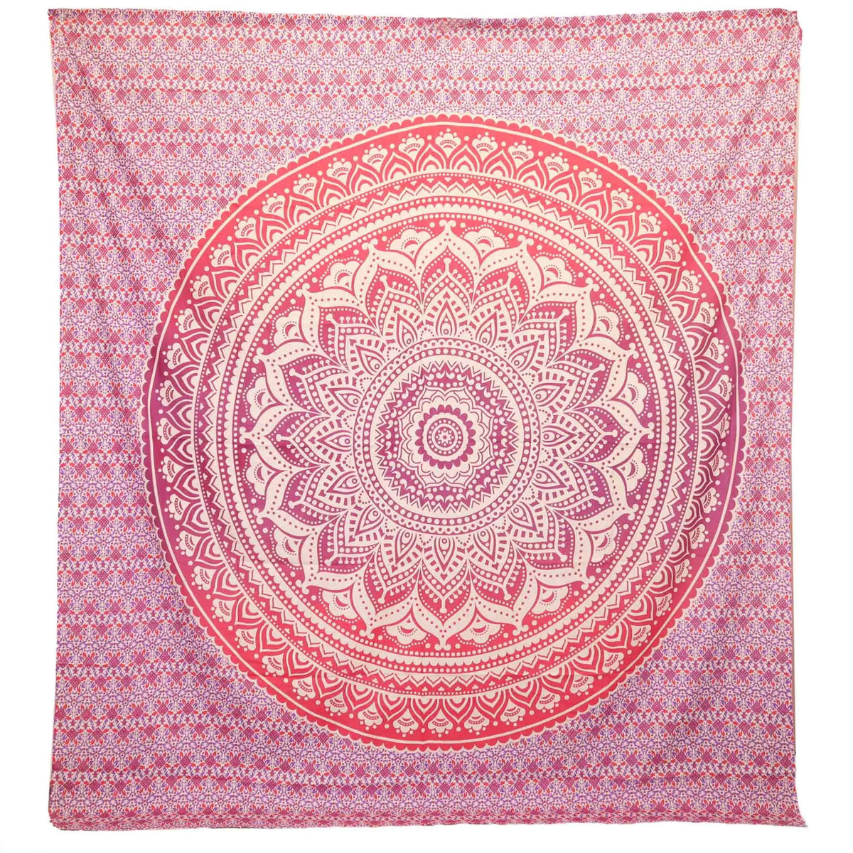 Tapiz cuadrado con diseño de mandala central en tonos morados y rosados sobre fondo estampado, estilo étnico y textil.