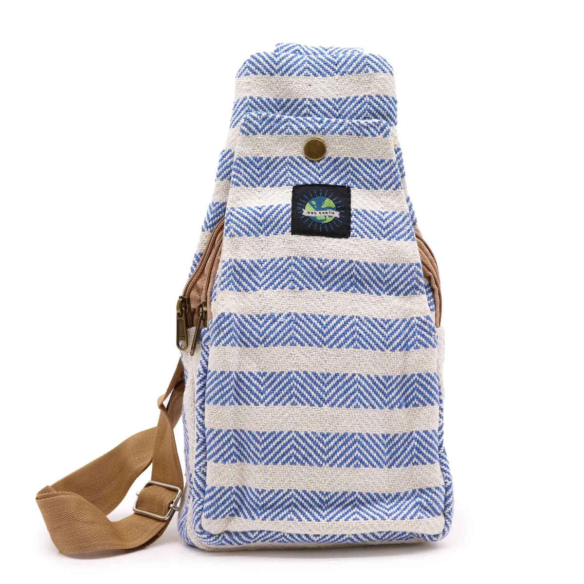 Bolso bandolera de algodón con patrón de espiga azul y blanco, bolsillo frontal, cierre metálico y correa color beige.
