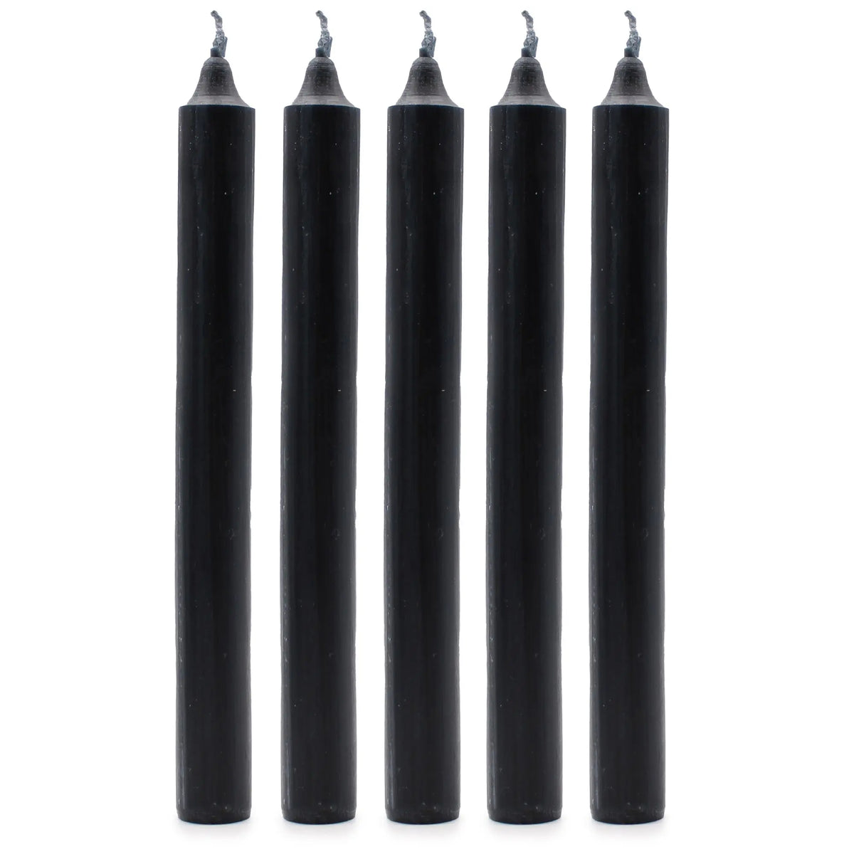 Cinco velas cilíndricas de color negro con acabado rústico y pabilo, dispuestas verticalmente sobre fondo blanco.