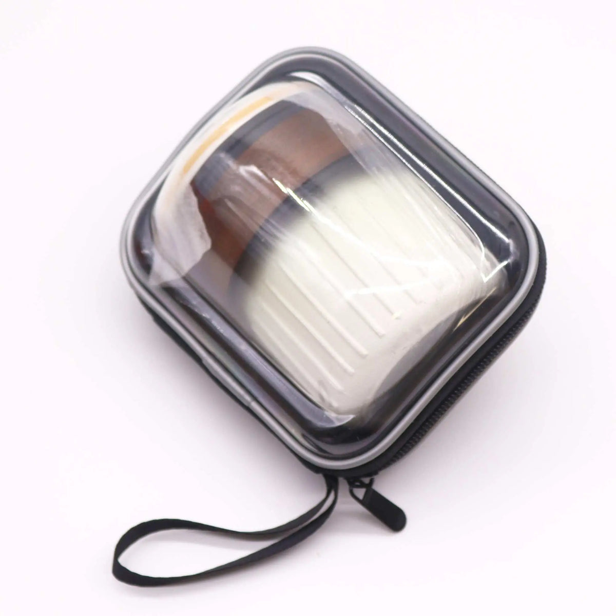 Set de té en estuche rígido transparente con cierre y asa, conteniendo tetera y tazas de diseño minimalista bicolor
