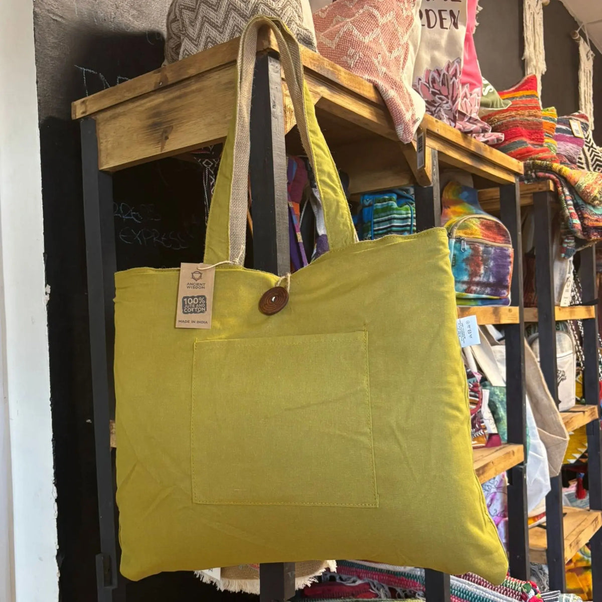 Bolsa tote grande reversible color pistacho de yute y algodón con bolsillo frontal y cierre de botón de madera decorativo
