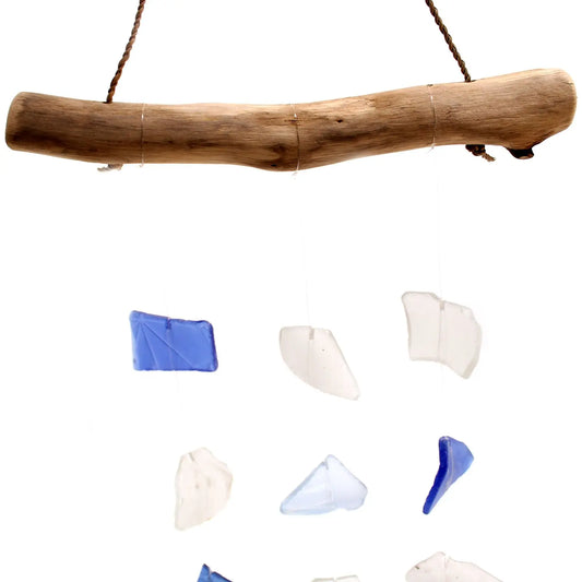 Carillón con rama de madera y piezas de vidrio reciclado azul y blanco suspendidas por hilos sobre fondo blanco.