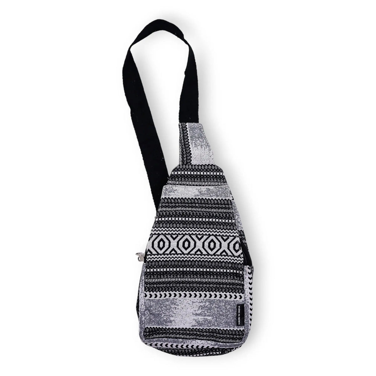 Mochila cruzada negra y blanca, con diseño étnico, hecha de material textil resistente.